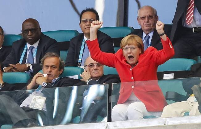 Bundeskanzlerin Angela MERKEL, Torjubel, Jubel nach dem Tor zum 2-0 durch Mats HUMMELS, DFB 5 Jubel, Freude, Emotionen, Feiern, Lachen, jubelt, freuen, reisst die Arme hoch, ballt die Faust neben Michel PLATINI, UEFA Praesident Sepp Blatter FIFA Praesident DEUTSCHLAND - PORTUGAL 4-0 FIFA Fussball WM Weltmeisterschaft am 16.06.2014 in SALVADOR, BRASILIEN, Arena Fonte Nova