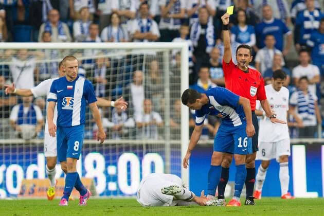 LECH POZNAN - JK NOMME KALJU FC Nomme REFEREE) SEBASTIAN CONSTANTIN COLTESCU (R) ZOLTA KARTKA DLA DARKO JEVTIC ( C) ZA FAUL NA HIDETOSHI WAKUI ( LEZY(  20140724CSKP4019