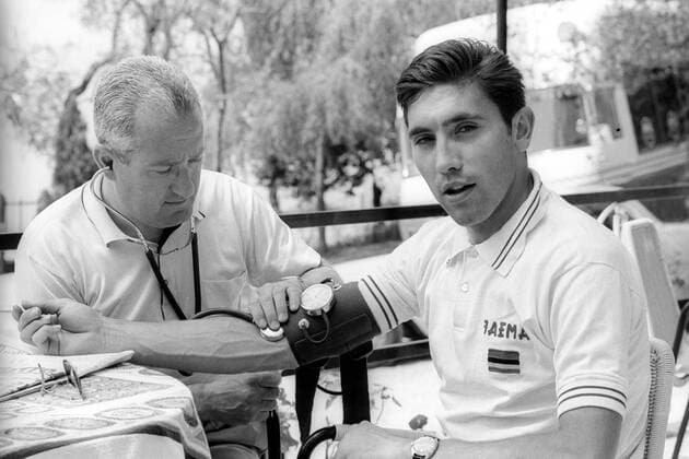 Giro d'Italia: Eddy Merckx (Italien) bei Dr. Marco Pierfedevici zum Blutdruck Messen