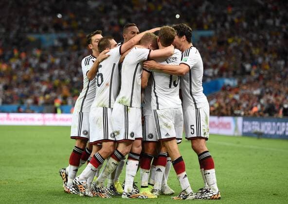 FUSSBALL WM 2014 FINALE Deutschland - Argentinien 13.07.2014 JUBEL Deutschland; Mesut Özil, Philipp Lahm, Jerome Boateng, Andre Schürrle, Thomas Müller und Mats Hummels (v.li.) umarmt Torschütze zum 1-0 Mario Götze