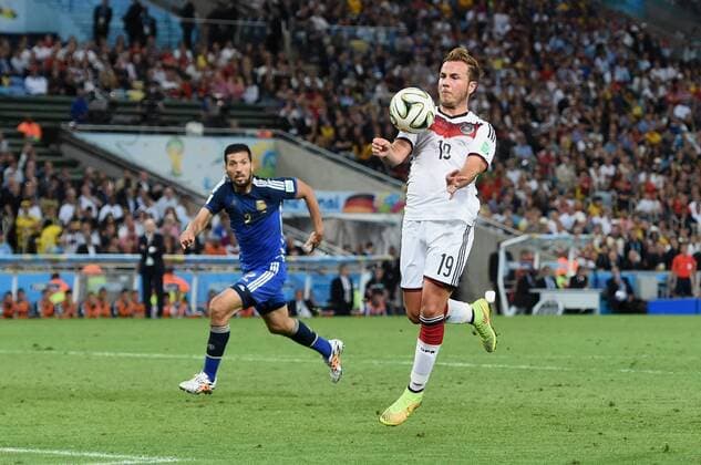 FUSSBALL WM 2014 FINALE Deutschland - Argentinien 13.07.2014 Mario Götze (vorn re, Deutschland) erzielt das Tor zum 1 - 0 gegen Ezequiel Garay (hinten, Argentinien)