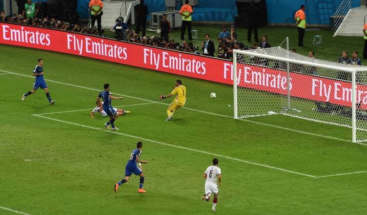 FUSSBALL WM 2014 FINALE Deutschland - Argentinien 13.07.2014 Mario Götze (2.v.li, Deutschland) erzielt das Tor zum 1:0 Torwart Sergio Romero (Mitte, Argentinien)