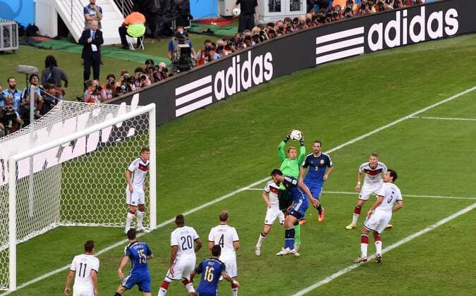 FUSSBALL WM 2014 FINALE Deutschland - Argentinien 13.07.2014 Spielszene mit Bandenwerbung; Übersicht Strafraum Torraum Torwart Manuel Neuer (Deutschland) mit Ball