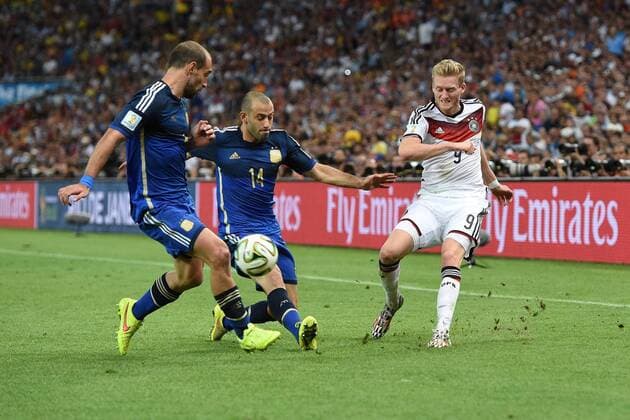 FUSSBALL WM 2014 FINALE Deutschland - Argentinien 13.07.2014 Andre Schürrle (re, Deutschland) bereitet mit dieser Flanke das Siegtor zum 1-0 durch Mario Götze (Deutschland) vor. Javier Mascherano (Mitte, Argentinien) und Pablo Zabaleta (li, Argentinien) können nicht eingreifen