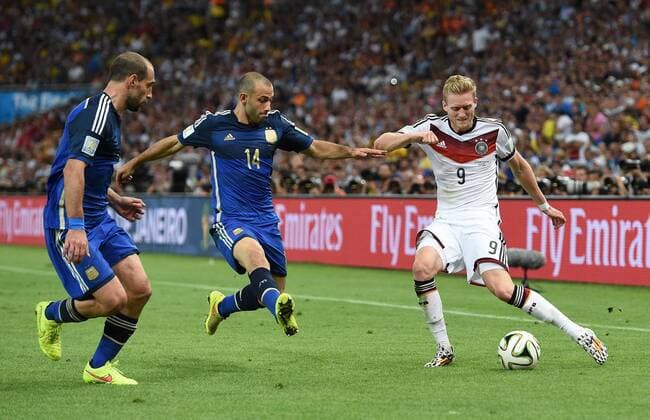 FUSSBALL WM 2014 FINALE Deutschland - Argentinien 13.07.2014 Andre Schürrle (re, Deutschland) bereitet mit dieser Flanke das Siegtor zum 1-0 durch Mario Götze (Deutschland) vor. Javier Mascherano (Mitte, Argentinien) und Pablo Zabaleta (li, Argentinien) können nicht eingreifen