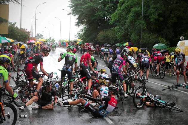 20140725 - BERGERAC, FRANCE: Illustration picture shows a fall during the last 2 km of the finish at stage 19 of the 101st edition of the Tour de France cycling race, 208,5 km from Maubourguet Pays du Val d Adour to Bergerac, France, on Friday 25 July 2014. PHOTOxPOOL  04264323