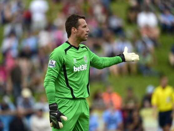 26.07.2014, Fussball TSV 1860 n - Stoke City, in Reit im Winkl. Thomas Sörensen (Stoke City) gestikuliert. 