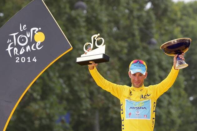 Tour de France 2014 27.07.2014, Radsport Tour de France, Frankreich, Etappe 21 Evry - Paris, Champs-Elysees v.l. Sieger der Tour de France 2014, Maillot Jaune Vincenzo Nibali (Astana Pro Team - 41) mit Trophäe auf dem Podium