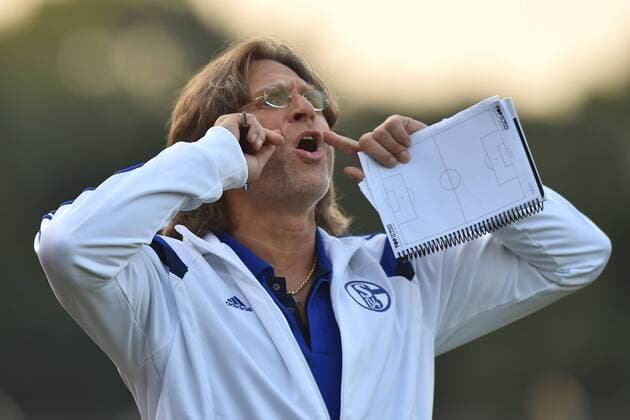 Evonik Ruhr-Cup International Schalke 04 - Galatasaray Istanbul am 25.07.2014 im Stadion Niederrhein in Oberhausen Norbert Elgert ( Trainer Schalke )