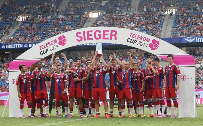 Telekom Cup Sieger Franck Ribery (Bayern München) mit dem Pokal und seinem Team. FC Bayern München vs. VfL Wolfsburg