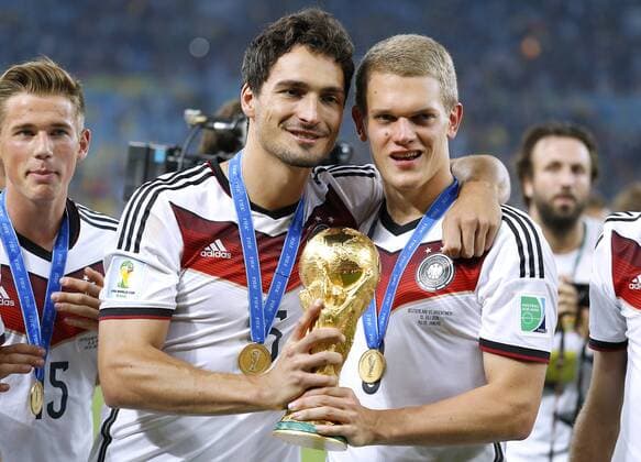 GINTER Matthias mit HUMMELS mats Team Deutschland Fussball Weltmeister mit dem Weltpokal FIFA Fussball Weltmeisterschaften 2014 in Brasilien Finale Spiel Deutschland gegen Argentinien am 13.Juli 2014 in Rio de Janeiro 
