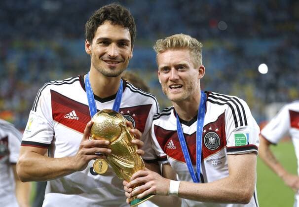 HUMMELS Mats mit SCHÜRRLE Andre Team Deutschland Fussball Weltmeister mit dem Weltpokal FIFA Fussball Weltmeisterschaften 2014 in Brasilien Finale Spiel Deutschland gegen Argentinien am 13.Juli 2014 in Rio de Janeiro 