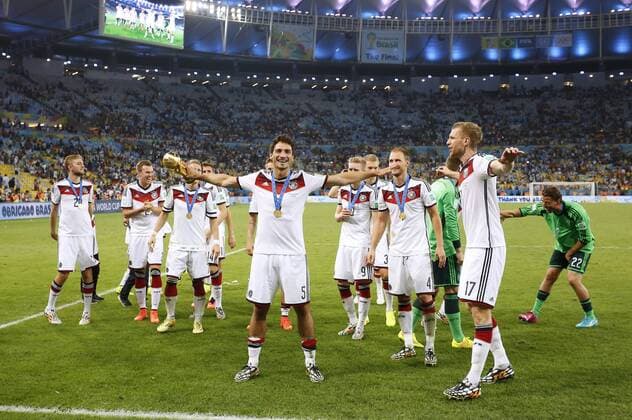 HUMMELS mats Team Deutschland Fussball Weltmeister mit dem Weltpokal FIFA Fussball Weltmeisterschaften 2014 in Brasilien Finale Spiel Deutschland gegen Argentinien am 13.Juli 2014 in Rio de Janeiro 