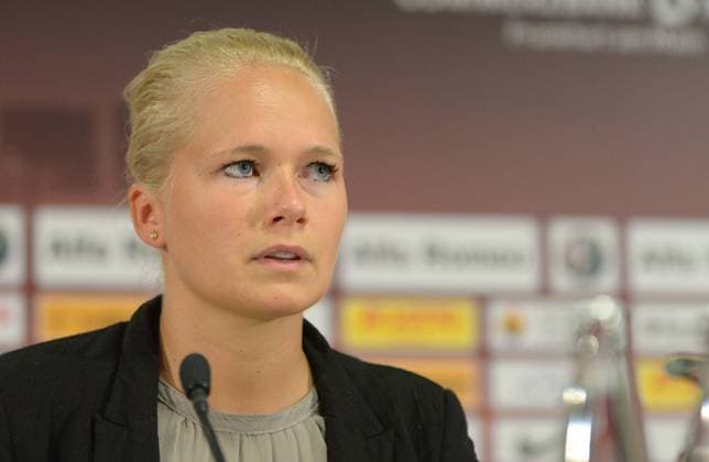 25.07.2014, xfux, Fussball 1.Bundesliga Pressekonferen Nelson Valdez, v.l. Pressesprecherin Ruth Wagner (Eintracht Frankfurt)