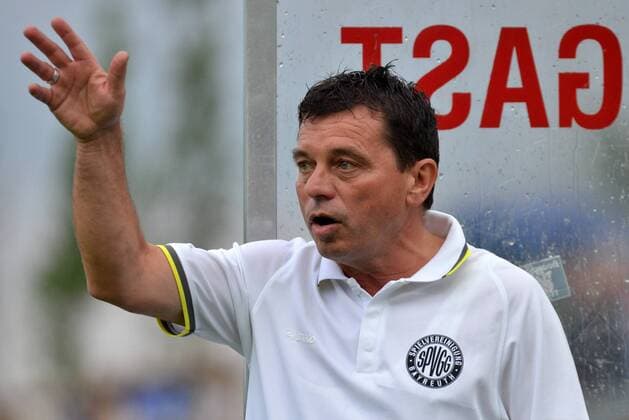 Fussball, Regionalliga Bayern, SV Heimstetten - SpVgg Bayreuth, v.li.: Freisteller, Einzelbild, Aktion, Action, Dieter Kurth (SpVgg Bayreuth, Trainer), gibt Anweisungen, gestikuliert, mit den Armen gestikulieren, gives instructions, gesticulate , xslx