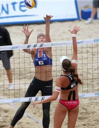 Beachvolleyball Grand Slam. Lena Maria Plesiutschnig (AUT) Madelein Meppelink (NED). Klagenfurt, 31.7.2014.