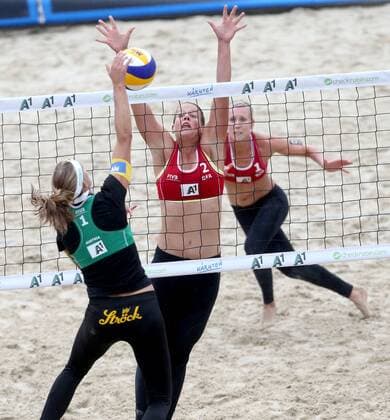 Beachvolleyball Grand Slam. Stefanie Schwaiger (AUT), Britta Büthe, Karla Borger(GER). Klagenfurt, 31.7.2014.