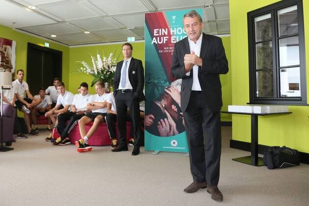 DFB Präsident Wolfgang Niersbach spricht zur Mannschaft - Empfang der Deutschen U-19 Nationalmannschaft nach dem Europameistertitel am Frankfurter Flughafen