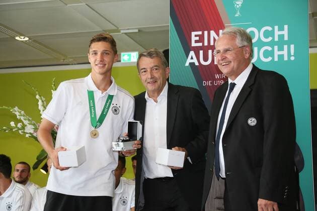 Kapitän Niklas Stark wird geehrt von DFB-Präsident Wolfgang Niersbach - Empfang der Deutschen U-19 Nationalmannschaft nach dem Europameistertitel am Frankfurter Flughafen