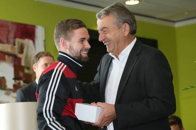 Marc Stendera wird geehrt von DFB-Präsident Wolfgang Niersbach - Empfang der Deutschen U-19 Nationalmannschaft nach dem Europameistertitel am Frankfurter Flughafen
