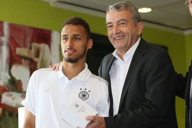 Torschütze Hany Mukhtar wird geehrt von DFB-Präsident Wolfgang Niersbach - Empfang der Deutschen U-19 Nationalmannschaft nach dem Europameistertitel am Frankfurter Flughafen