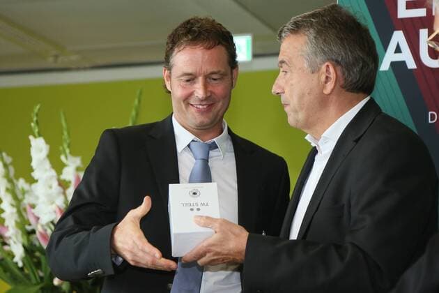 Trainer Markus Sorg mit DFB-Präsident Wolfgang Niersbach - Empfang der Deutschen U-19 Nationalmannschaft nach dem Europameistertitel am Frankfurter Flughafen