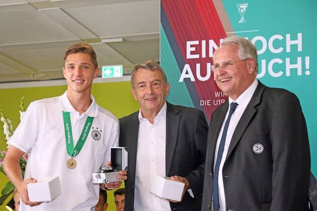 Kapitän Niklas Stark mit DFB-Präsident Wolfgang Niersbach - Empfang der Deutschen U-19 Nationalmannschaft nach dem Europameistertitel am Frankfurter Flughafen