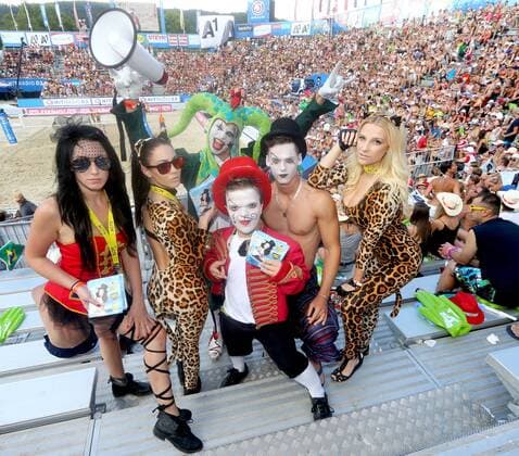 Beachvolleyball Grand Slam. Mitglieder des Beach Circus, Fans. Klagenfurt, 1.8.2014.