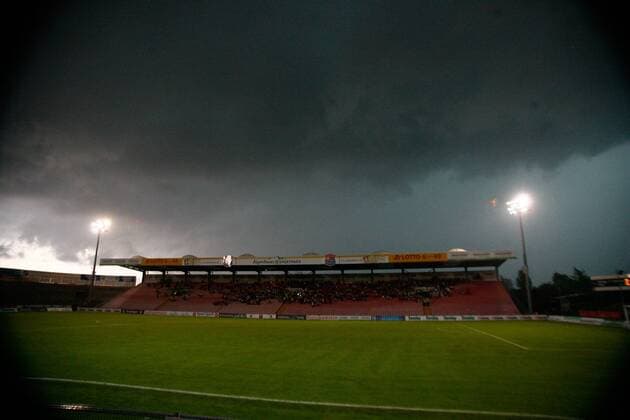 Fußball, Stadiongeschichte SpVgg Unterhaching GER, 3. Liga SpVgg Unterhaching , Alpenbauer Sportpark, Unterhaching, GER, 3. Liga im Bild die dunklen Unwetterwolken über dem Hachinger Sportpark, die zusammen mit Blitz und Donner zur Unterbrechung führten nphxRMG