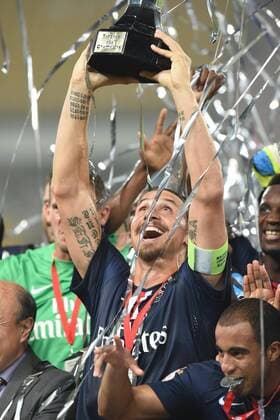 (140802) -- BEIJING, Aug. 2, 2014 -- Paris Saint-Germain s Zlatan Ibrahimovic holds the trophy after the match between Paris Saint-Germain and Guigamp in the French season-opening Champions Trophy football match in Beijing, China, on Aug. 2, 2014. Paris Saint-Germain won the match 2-0. ) (SP)CHINA-BEIJING-CHAMPIONS TROPHY GuoxYong 