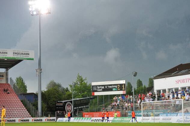 Fußball, Stadiongeschichte SpVgg Unterhaching Gewitter über dem Sportpark Unterhaching, SpVgg Unterhaching , 02.08.14