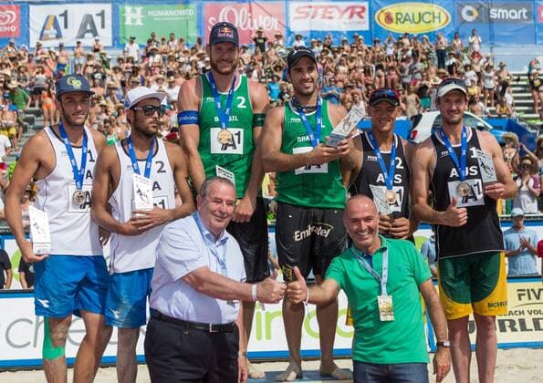03.08.2014, Strandbad, Klagenfurt, AUT, A1 Beachvolleyball Grand Slam 2014, Finalspiel, im Bild v.l. Silber für Daniele Lupo (ITA), Paolo Nicolai (ITA), Gold für Bruno Oscar Schmidt (BRA), Alison CONTE Cerutti (BRA) und Bronze für Isaac Kapa (AUS), Christopher McHugh (AUS) mit Bundesminister Gerald Klug during the A1 Beachvolleyball Grand Slam at the Strandbad Klagenfurt, Austria on 2014 08 03. 2014, , EP_stei EX