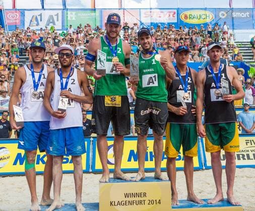 03.08.2014, Strandbad, Klagenfurt, AUT, A1 Beachvolleyball Grand Slam 2014, Finalspiel, im Bild v.l. Silber für Daniele Lupo (ITA), Paolo Nicolai (ITA), Gold für Bruno Oscar Schmidt (BRA), Alison CONTE Cerutti (BRA) und Bronze für Isaac Kapa (AUS), Christopher McHugh (AUS) during the A1 Beachvolleyball Grand Slam at the Strandbad Klagenfurt, Austria on 2014 08 03. 2014, , EP_stei EX