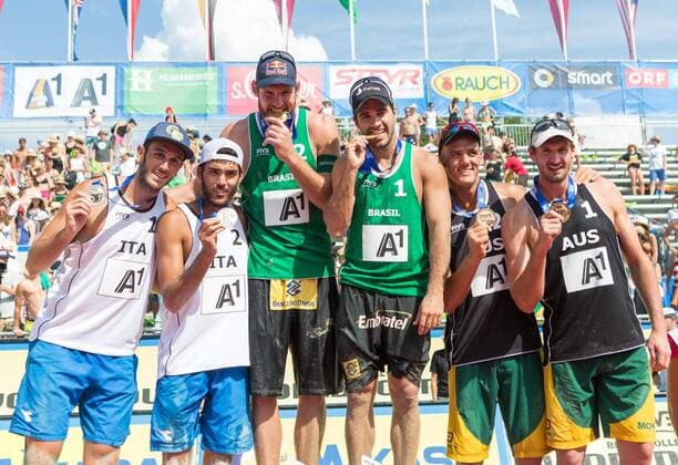 03.08.2014, Strandbad, Klagenfurt, AUT, A1 Beachvolleyball Grand Slam 2014, Finalspiel, im Bild v.l. Silber für Daniele Lupo (ITA), Paolo Nicolai (ITA), Gold für Bruno Oscar Schmidt (BRA), Alison CONTE Cerutti (BRA) und Bronze für Isaac Kapa (AUS), Christopher McHugh (AUS) during the A1 Beachvolleyball Grand Slam at the Strandbad Klagenfurt, Austria on 2014 08 03. 2014, , EP_stei EX