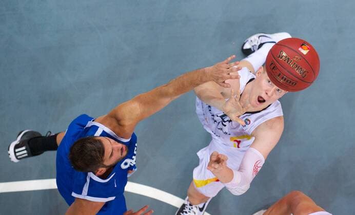 Basketball Bamberg 02.08.2014 Supercup der Herren Länderspiel Deutschland (GER) - Israel (ISR) Robin Benzing (Deutschland, No.12) Omri Casspi (Israel, No.09)