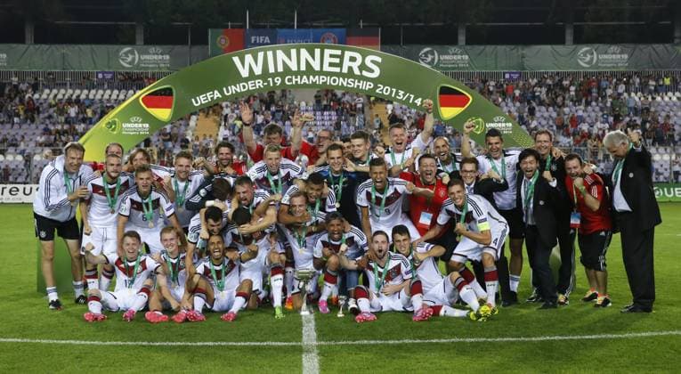 U19 EM-Finale: Deutschland – Portugal: 1:0, Siegerfoto u.a. mit Trainer Marcus Sorg, Oliver Schnitzler, Marius Gersbeck, Kevin Akpoguma, Fabian Holthaus, Marc-Oliver Kempf, Anthony Syhre, Marvin Friedrich, Niklas Stark, Joshua Kimmich, Hany Mukhtar, Levin Öztunali, Marc Stendera, Pascal Itter, Benjamin Trümner, Sebastian Stolze, Davie Selke, Julian Brandt, Felix Lohkemper