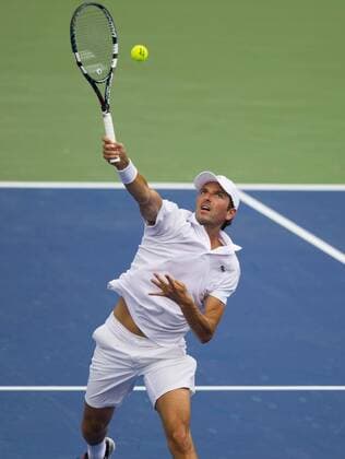 TORONTO, Aug. 4, 2014 -- Julien Benneteau of France serves during the first round of men s singles at the 2014 Rogers Cup in Toronto, Canada, Aug. 4, 2014. (SP)CANADA-TORONTO-TENNIS-ROGERS CUP-MEN S SINGLES ZouxZheng 