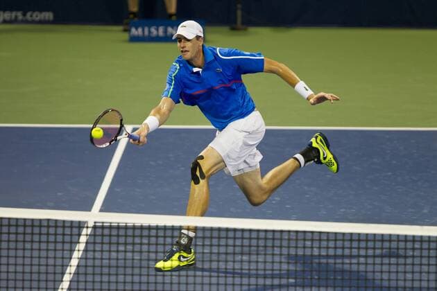 TORONTO, Aug. 4, 2014 -- John Isner of the United States returns the ball during the first round of men s singles at the 2014 Rogers Cup in Toronto, Canada, Aug. 4, 2014. (SP)CANADA-TORONTO-TENNIS-ROGERS CUP-MEN S SINGLES ZouxZheng 