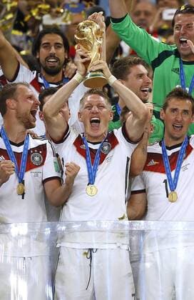 Bastian SCHWEINSTEIGER Team Deutschland mit Benedikt HÖWEDES und Miroslav KLOSE Fussball Weltmeister mit Weltpokal bei der Siegerehrung FIFA Fussball Weltmeisterschaften 2014 - Finale Spiel Deutschland gegen Argentinien am 13.Juli 2014 in Rio de Janeiro 