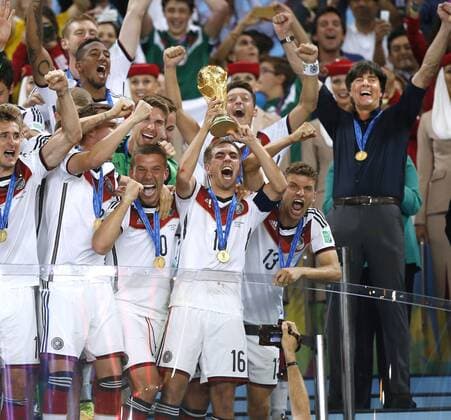 Philipp LAHM Kapitän Team Deutschland mit PODOLSKI und MÜLLER, Trainer Joachim Löw - Fussball Weltmeister mit Weltpokal bei der Siegerehrung FIFA Fussball Weltmeisterschaften 2014 - Finale Spiel Deutschland gegen Argentinien am 13.Juli 2014 in Rio de Janeiro 