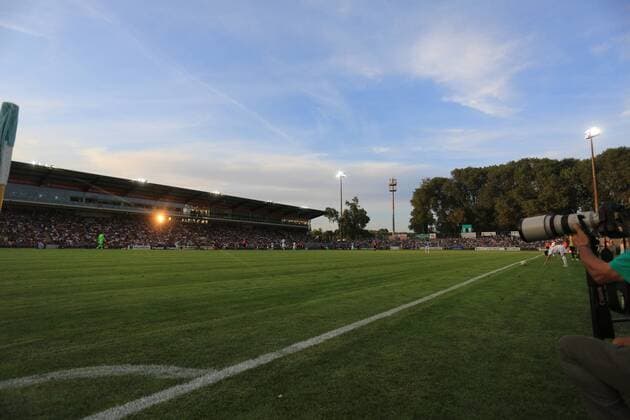 Fußball, Stadiongeschichte VfB Lübeck Lübeck, 08. August 2014 Sport, Fußball, Saison 2014 2015, Vorbereitung, Lazio Rom - Hamburger SV: Das Stadion Lohmühle war mit mehr als 10.000 Zuschauern gut gefüllt