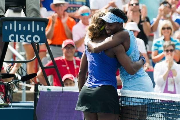 Aug 9, 2014 - Montreal, Quebec, Canada - SERENA WILLIAMS of the USA embraces sister VENUS WILLIAMS of the USA after their women s semifinals match of the Rogers Cup at Uniprix Stadium in Montreal. Venus beat Serena 6-7 (2), 6-2, 6-3 to reach the Rogers Cup final. WTA Tennis Damen 2014 - Rogers Cup In Montreal - ZUMAk12
