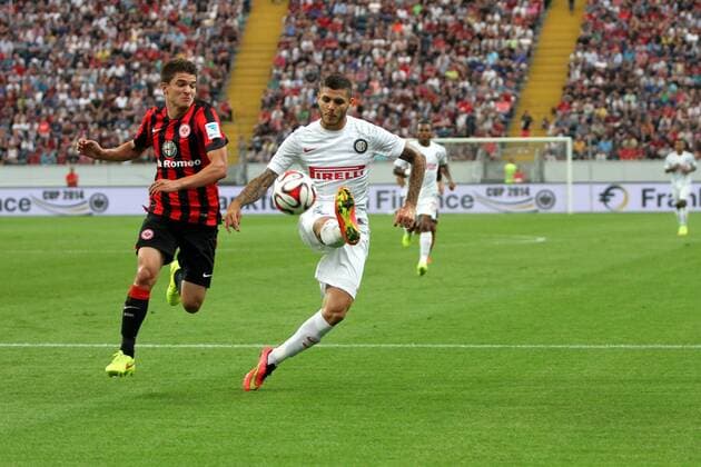 10.08.2014 Frankfurt, Commerzbankarena 1. Bundesliga Herren, Saison 2014 2015 Eintracht Frankfurt Testspiel gegen Inter Mailand ( Football Club Internazionale Milano) Aktion, Ignjovski Aleksandar (Eintracht Frankfurt) gegen Icardi Mauro (Mailand)