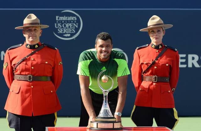 Flankiert von Kanadischen Mountain Rangern präsentiert Jo-Wilfried Tsonga (FRA) seinen Siegerpokal. Rogers Cup 2014, Toronto, Canada