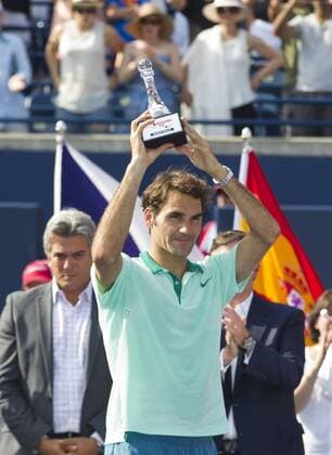(140811) -- TORONTO, Aug. 10, 2014 -- Roger Federer of Switzerland poses for photos with his runner-up trophy after the final of men s singles Rogers Cup 
