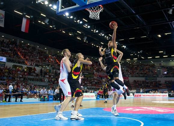 Basketball Torun (POL) 10.08.2014 EM Qualifikation Herren Spieltag 1 Polen (POL) - Deutschland (GER) Elias Harris (Deutschland, No.20) Maik Zirbes (Deutschland, No.33) Przemyslaw Kanowski (Polen, No.11) li.