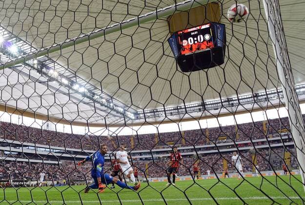 10.08.2014, xjhx, Fussball Testspiel, Eintracht Frankfurt - Inter Mailand, v.l. Kevin Trapp (Eintracht Frankfurt), Ruben Botta (Inter Mailand), Tor zum 0:1