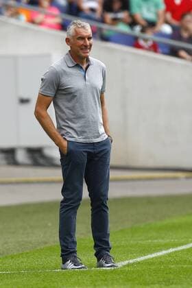10.08.2014, HDI-Arena, Hannover, Abschiedsspiel, Steven Cherundolo beendet nach 15 Jahren seine Profikarriere bei Hannover 96, 96-Allstars vs Hannover-Allstars, im Bild Mirko Slomka steht am Spielfeldrand und lacht Abschiedsspiel von Steven Cherundolo
