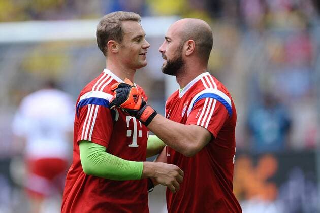 Fußball Supercup: Borussia Dortmund - Bayern München am 13.08.2014 im Signal Iduna Park in Dortmund Manuel Neuer ( München ), links - Pepe Reina ( München ), rechts