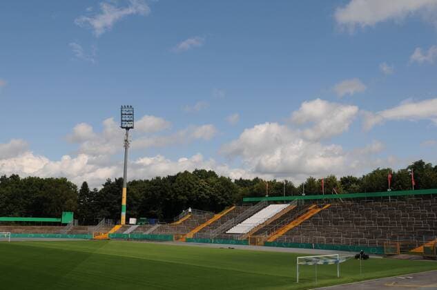 Fußball, Stadiongeschichte SV Darmstadt 98 14.08.2014 Darmstadt, Merck-Stadion am Böllenfalltor 2. Bundesliga Saison 2014 2015 SV Darmstadt 98 (Lilien) Pressekonferenz Das Merck-Stadion am Böllenfalltor wechselt die Farben für das DFB Pokalspiel - aus blau weiss wird grün